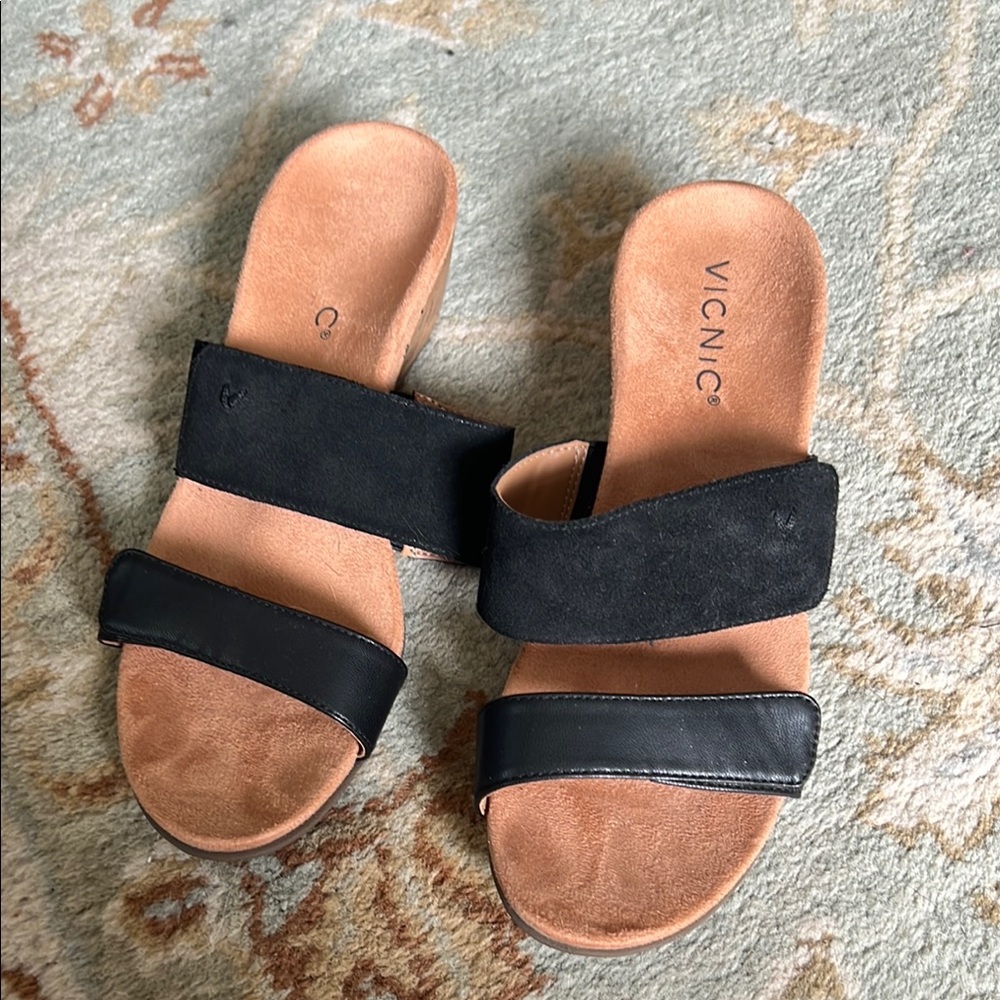 Vionic Black wedge sandals